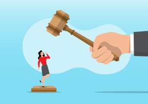 Mujer frente a un mazo judicial en una demanda por cámaras ocultas y violación de privacidad