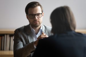 Abogado de abuso sexual en consulta con un sobreviviente de abuso sexual infantil