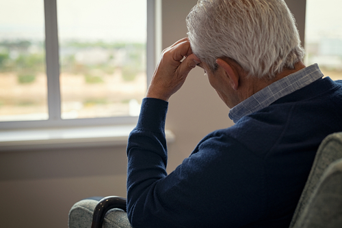Anciano angustiado con señales de confusión por posible abuso en hogar de ancianos