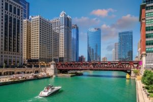 Lancha rápida en el lago Michigan con el horizonte de Chicago de fondo