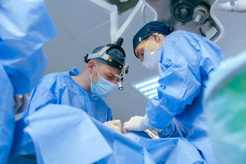 Equipo quirúrgico operando en un quirófano de hospital