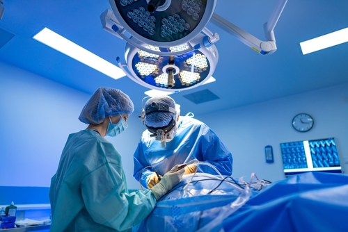 Equipo quirúrgico realizando una operación en un quirófano hospitalario