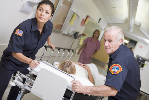 Paramédicos llevando a paciente de emergencia al hospital