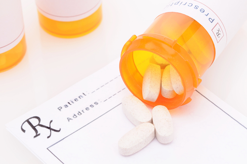 Frasco de medicamentos y pastillas para página de errores de prescripción