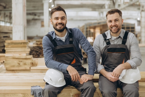 Trabajadores de construcción en sitio laboral