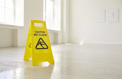 Señal de precaución de piso mojado para página de accidentes por resbalones y caídas