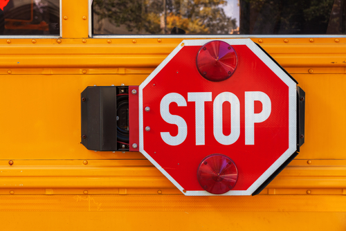 Señal de alto extendida en autobús escolar para proteger a niños al subir o bajar